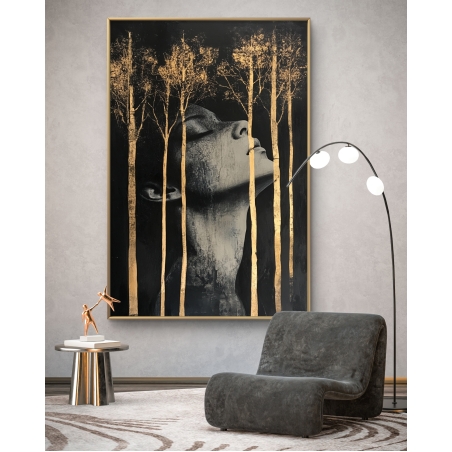 תמונת קנבס בשחור וזהב המציגה פני אישה שקטה עם עצי יער זהובים – אמנות מודרנית, עוצמתית ומלאת נוכחות.