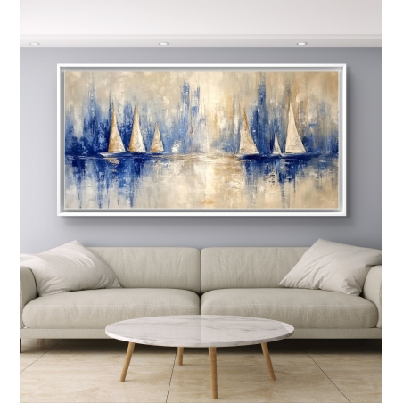 תמונת קנבס רחבה של סירות מפרש לבנות וזהובות שטות על ים כחול מופשט, תלויה מעל ספה ירוקה בסלון מעוצב בגוונים רגועים.