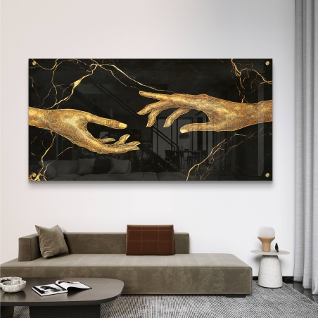 תמונת זכוכית עם ידיים מוזהבות המתקרבות זו לזו, על רקע שחור עם אפקט שיש מרהיב, מוסיפה יוקרה ונוכחות לכל חלל מעוצב.