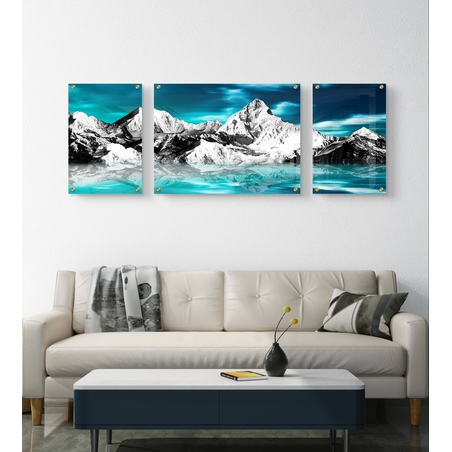תמונה מחולקת לשלושה חלקים על זכוכית חלקה, מציגה נוף של הרים מושלגים עם שמיים בגווני טורקיז והשתקפות באגם קפוא
