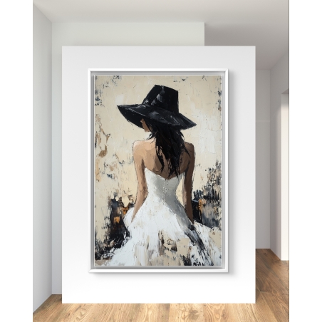 תמונת קנבס של אישה עם שמלה לבנה וכובע שחור רחב, מצוירת בגבה אל הצופה על רקע מופשט בגווני בז' ושחור – מודפסת בגימור חלק.