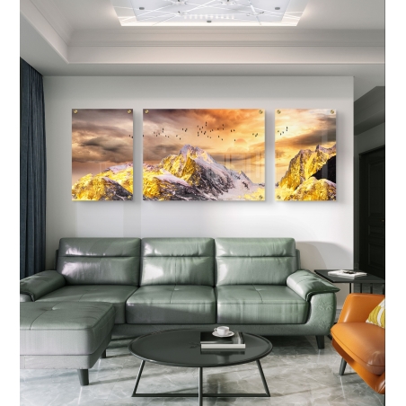 תמונת זכוכית מחולקת לשלוש חלקים עם נוף פסגות מושלגות באור שקיעה זהוב, מתוך קולקציית תכשיט לבית