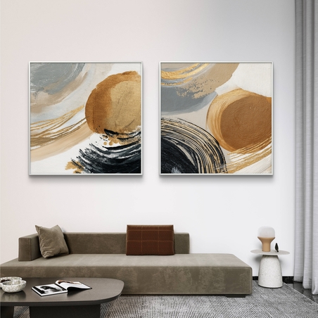 זוג תמונות קנבס מרובעות בסגנון מופשט עם מעגלים וקווים בגווני זהב, שחור ובז’ בעיצוב מודרני ויוקרתי