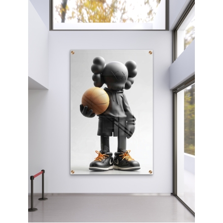 תמונת זכוכית של דמות KAWS שחורה מחזיקה כדורסל, עם נעליים שחורות ושרוכים כתומים – מתוך קולקציית NEXTGEN BY BAR של תכשיט לבית.