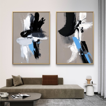 זוג תמונות קנבס בסגנון אבסטרקטי מודרני עם משיכות מכחול עוצמתיות בגווני שחור, לבן, כחול ואפור, מושלם לעיצוב סלון יוקרתי, משרד מודרני או חללים מעוצבים.