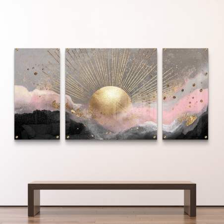 תמונת זכוכית מחולקת לשלושה חלקים, עם שמש זהב מרכזית וקרניים מוזהבות מעל עננים ורודים ואפורים – יצירה מודרנית יוקרתית לעיצוב הבית.