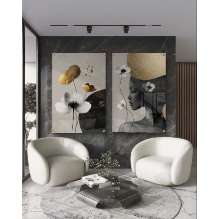 זוג תמונות זכוכית יוקרתיות המציגות פרחים ונשיות בגוונים עדינים של שחור, לבן ונגיעות זהב אלגנטיות, מתאימות לעיצוב חללים מודרניים ומרשימים.