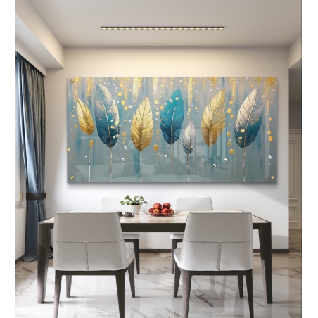 תמונת זכוכית רוחבית עם שורת נוצות מעוצבות בגווני זהב, כחול וכסף, תלויה מעל פינת אוכל מודרנית ומוארת.