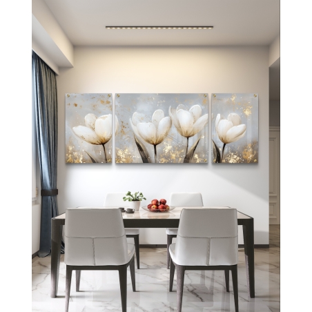 תמונת זכוכית מחולקת לשלושה חלקים עם פרחים לבנים וכתמי זהב על רקע מטאלי – מתוך קולקציית תכשיט לבית.