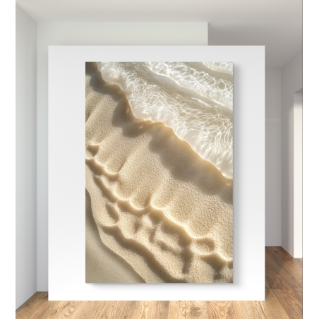 תמונת קנבס אומנותית של גלים עדינים מתמזגים עם החול הזהוב, עם משחקי אור וצל שמוסיפים תחושת רוגע ושלווה.