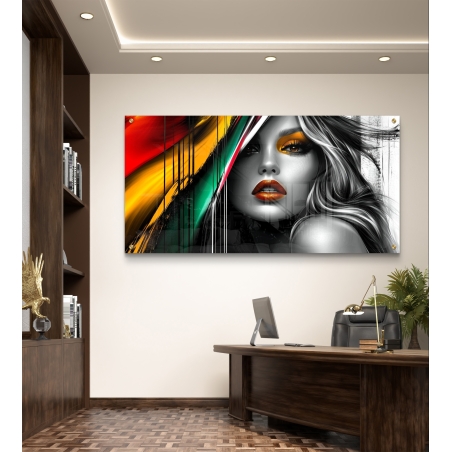 תמונת זכוכית של אישה בשחור לבן עם קווים צבעוניים נועזים בגווני אדום, צהוב וירוק