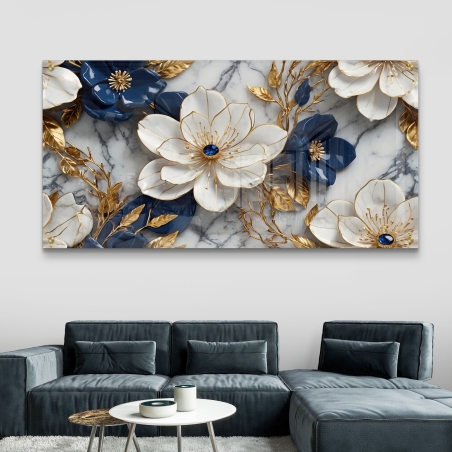 תמונת זכוכית רוחבית עם פרחים לבנים וכחולים משולבים בזהב על רקע שיש – הדפסה חלקה בגימור מבריק מקולקציית תכשיט לבית