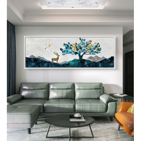 תמונת קנבס פנורמית של עץ צבעוני ואייל זהוב על רקע הרים בגווני כחול ואפור, חלק מקולקציית תכשיט לבית