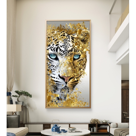 תמונת קנבס לאורך של נמר לבן עם עיניים כחולות ונגיעות זהב יוקרתיות בעיצוב מודרני