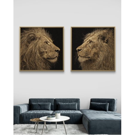 זוג תמונות קנבס מרובעות של דיוקן שני אריות בגווני זהב על רקע שחור – יצירת אמנות יוקרתית לסלון או משרד.