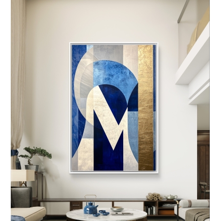 תמונת קנבס גאומטרית עם אות M מודגשת בגווני כחול כהה, שמנת וזהב, בסגנון מודרני-יוקרתי, מודפסת באיכות חלקה לבית מעוצב