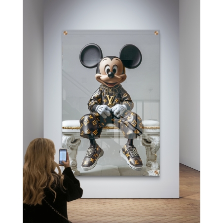 תמונת זכוכית של דמות אייקונית בלבוש מותג יוקרתי, על כיסא קלאסי בעיצוב מודרני, עם רקע מבריק.