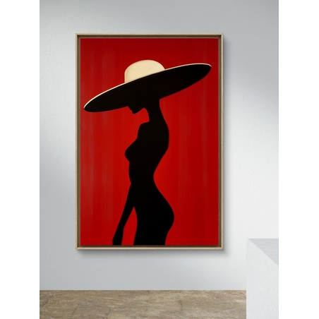 תמונת קנבס ייחודית מתוך קולקציית NEXTGEN, דמות נשית בצללית שחורה עם כובע רחב שוליים בצבע קרם על רקע אדום דרמטי.