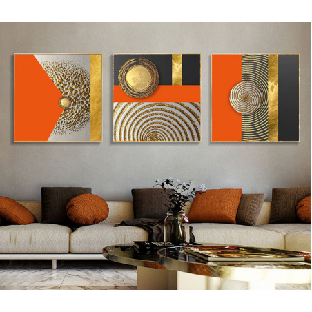 שלישיית תמונות קנבס מרובעות בסגנון גיאומטרי מודרני, בצבעי כתום, זהב ושחור, לעיצוב ייחודי ואלגנטי בחלל הבית.