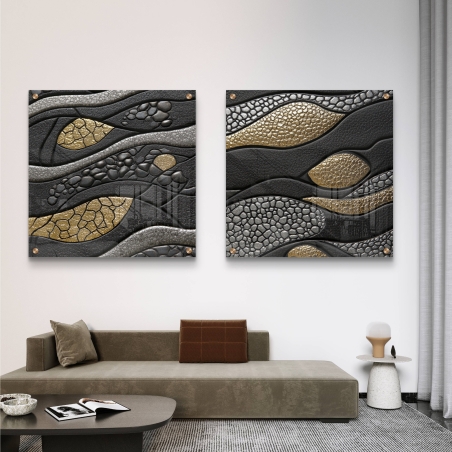 זוג תמונות זכוכית מרובעות עם עיצוב גלים בגווני שחור, כסף וזהב, טקסטורות עדינות ויוקרתיות להוספת סטייל מודרני לחלל הבית.