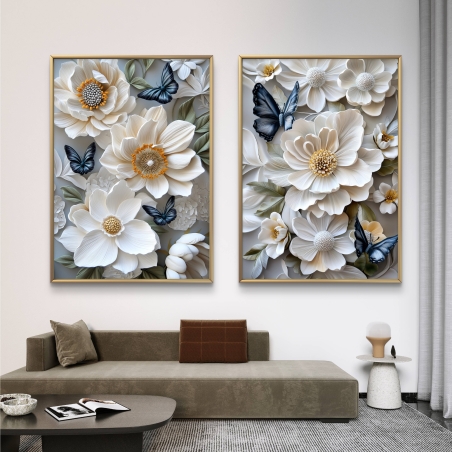 זוג תמונות קנבס עם פרחים לבנים גדולים ופרפרים שחורים-כחולים – עיצוב עדין ואלגנטי לקיר הבית