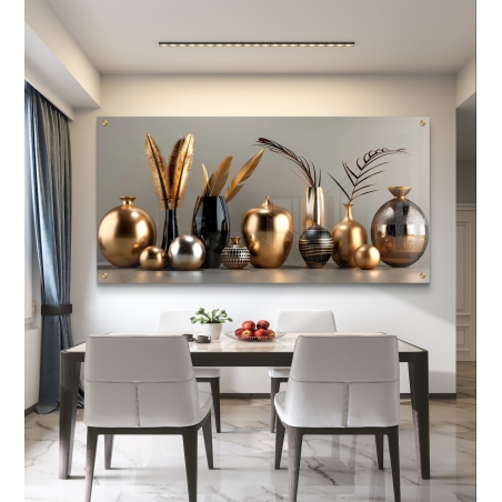 תמונת זכוכית בעיצוב רוחבי המציגה אוסף של אגרטלים דקורטיביים בגווני זהב, שחור וברונזה, מתאימה לעיצוב קיר מרכזי בפינת אוכל מודרנית.