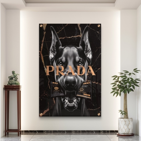 תמונת זכוכית לאורך עם דוברמן עוצמתי, כיתוב PRADA ושטרות כסף – עיצוב יוקרתי של תכשיט לבית