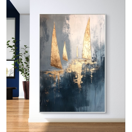 תמונת קנבס של סירות מפרש זהובות בעיצוב מופשט עם רקע כהה בטקסטורת צבע מטפטפת, תלויה על קיר לבן בחלל מודרני.