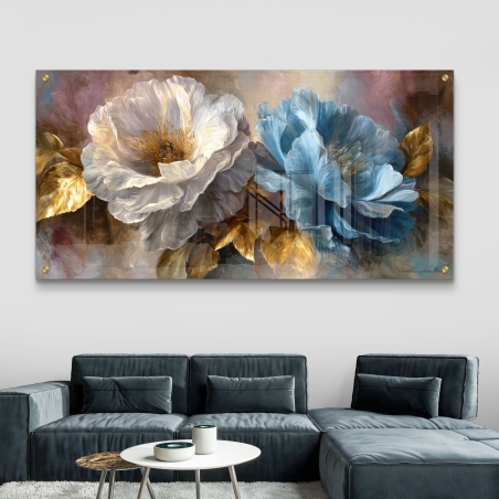 תמונת זכוכית לרוחב עם פרחים בגווני לבן וכחול ועלים בזהב מבריק – עיצוב יוקרתי ומעודן לקיר
