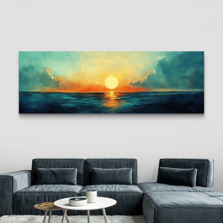תמונת קנבס פנורמית של זריחה צבעונית מעל ים רגוע, תלויה מעל ספה מודרנית בגוונים ניטרליים.