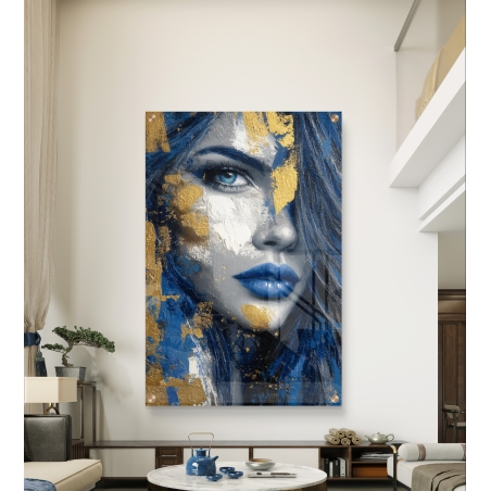 תמונת זכוכית לאורך עם פורטרט אישה בגווני כחול, זהב ולבן מתוך קולקציית תכשיט לבית