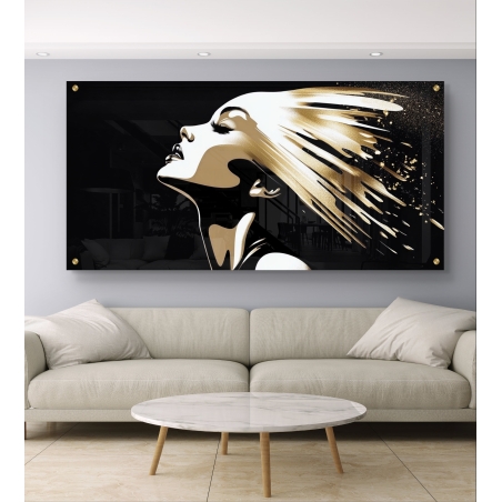 תמונת זכוכית לרוחב המציגה דמות אישה מופשטת בפרופיל עם שיער זהוב המתפזר ברוח על רקע שחור עמוק.