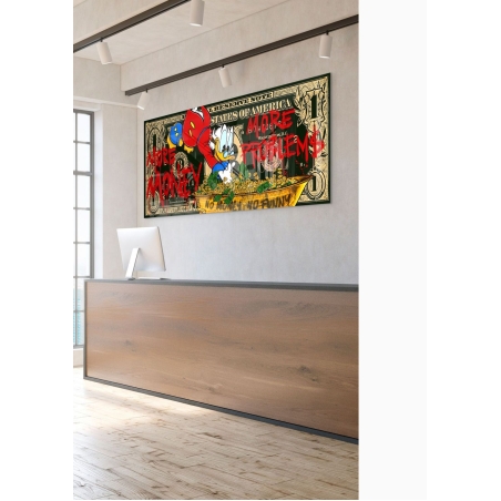 תמונת זכוכית לרוחב עם דמות קומיקס צבעונית הקופצת לערימת מטבעות זהב על רקע שטר אמריקאי וכתובות גרפיטי אדומות – קולקציית תכשיט לבית