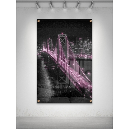 תמונת זכוכית של גשר מואר באורות ורודים על רקע שחור-לבן, בעיצוב יוקרתי מקולקציית NEXTGEN BY BAR.