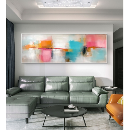תמונת קנבס פנורמית מופשטת בגווני טורקיז, ורוד, כתום ולבן תלויה מעל ספה מודרנית כהה, יוצרת אווירה מרעננת ומודרנית בחלל.