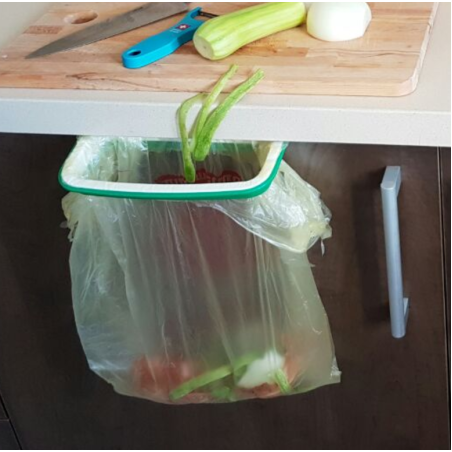 מחזיק שקית אשפה על דלת ארון מטבח