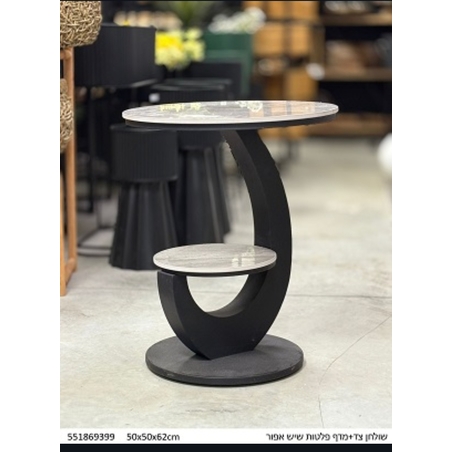 שולחן צד עם זוג פלטות בצבע שיש אפןר