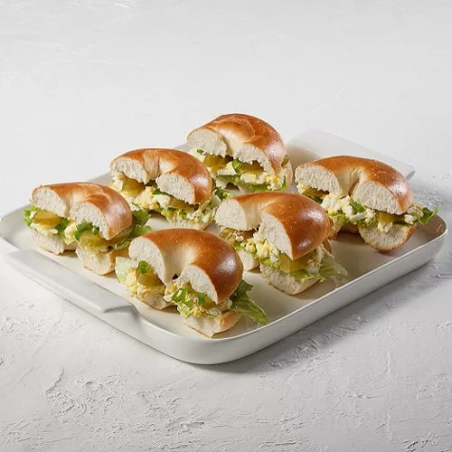 מגש כריכי חצאי בייגל סלט ביצים