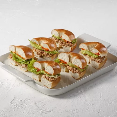 מגש כריכי חצאי בייגל טונה