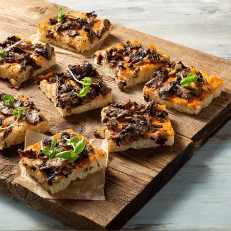 מגש ריבועי פוקאצ'ה פטריות בצל טבעונית