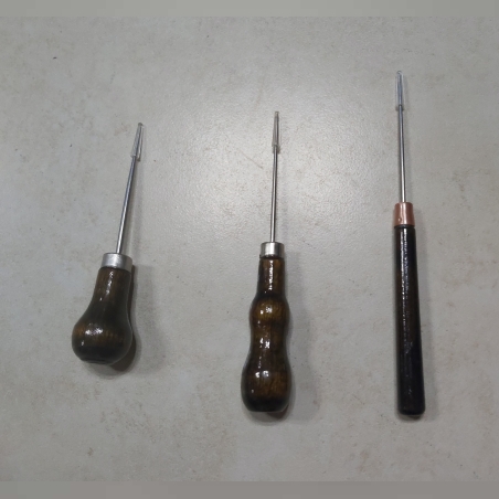 An awl for renewing an engraving.