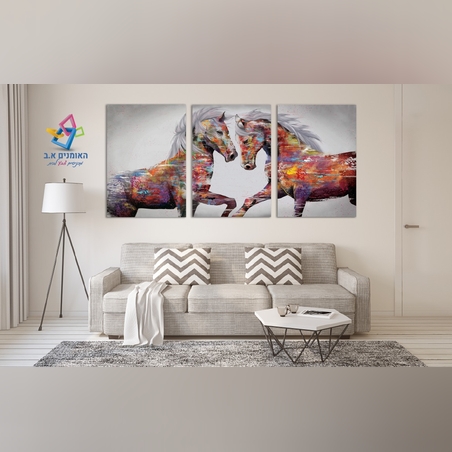 שלישית סוסים צבעונית