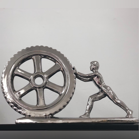 פסל בדמות אדם&כסף