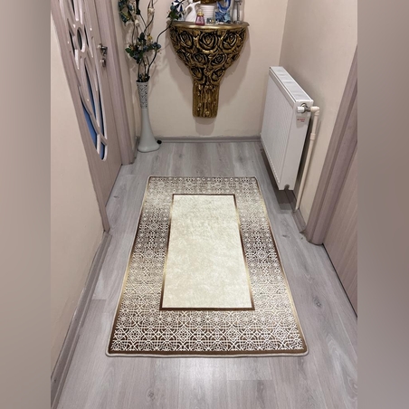 היישר מהיבואן - שטיח לבן פסים בזהב קטנים