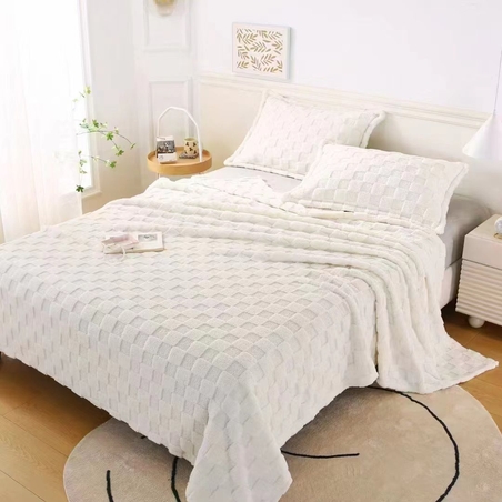 -                                                                                                 שמיכת חורף- צד אחד פלנל ומצידו השני פרווה נעימה