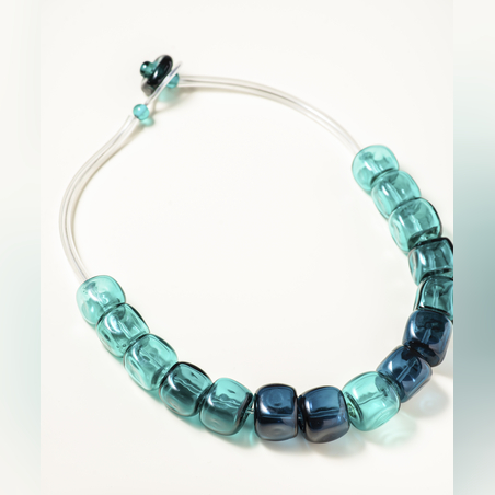 שרשרת קוביות זכוכית 