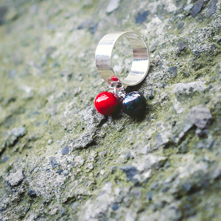 טבעת עגולה עם שני חרוזים תלויים