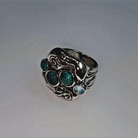 טבעת כסף מעוטרת משובצת ארבע אבני טורקיז
