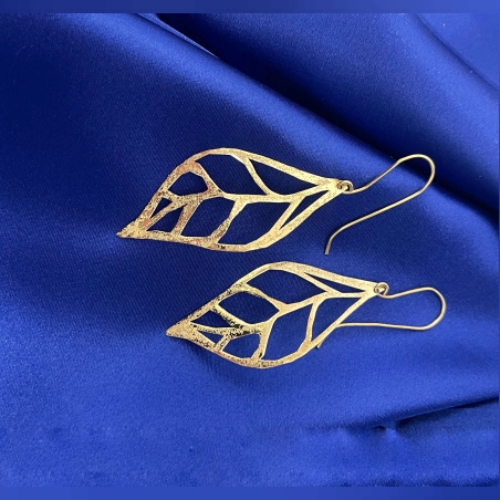 עגילי זהב צהוב 14k עלים מנצנצים של המעצבת טוני רויטמן