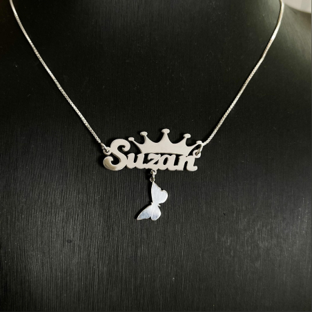 שרשרת שם מכסף באנגלית עם כתר ותליון פרפר